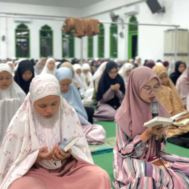 Khataman Al-Qur’an dan Halalbihalal, Pesantren Takhasus “IIQ Jakarta” Ingatkan Pentingnya Saling Memaafkan