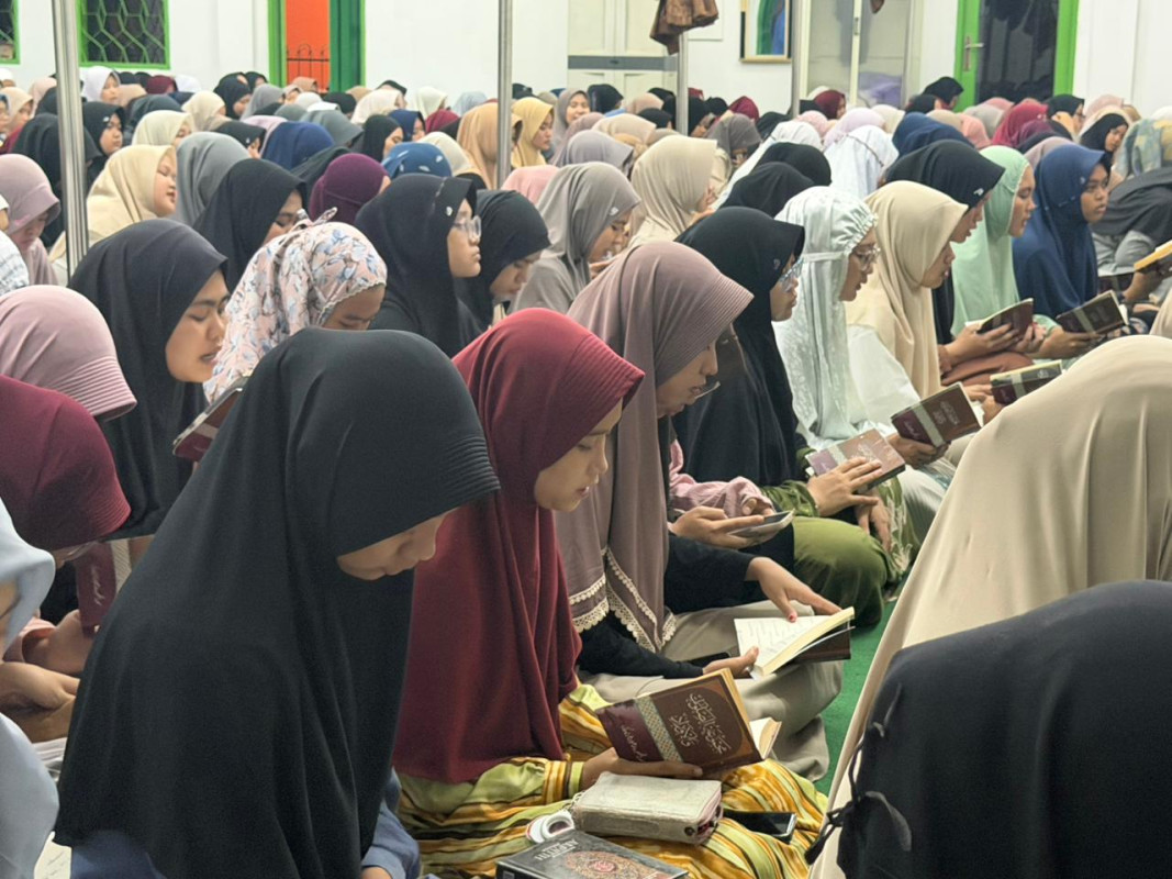 Kegiatan Rutin Malam Jumat, Mahasantri Pesantren Takhassus IIQ Jakarta Lantunkan Sholawat Burdah