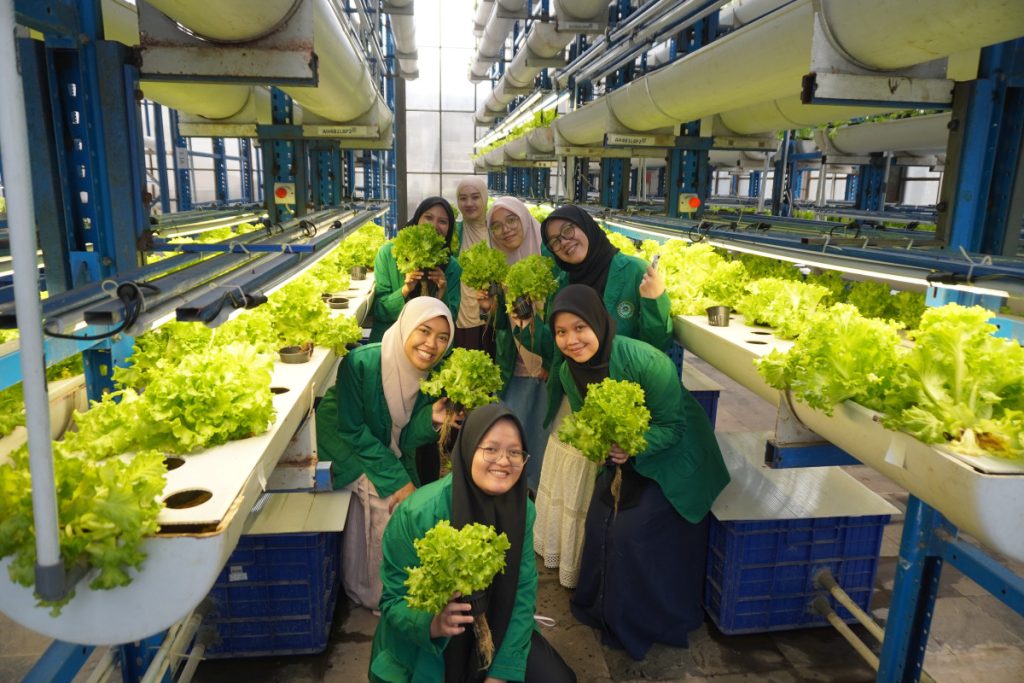 Hemas IIQ Go Green Kunjungi Ladang Farm Technology, Mahasantri Belajar Hidroponik hingga Panen Langsung